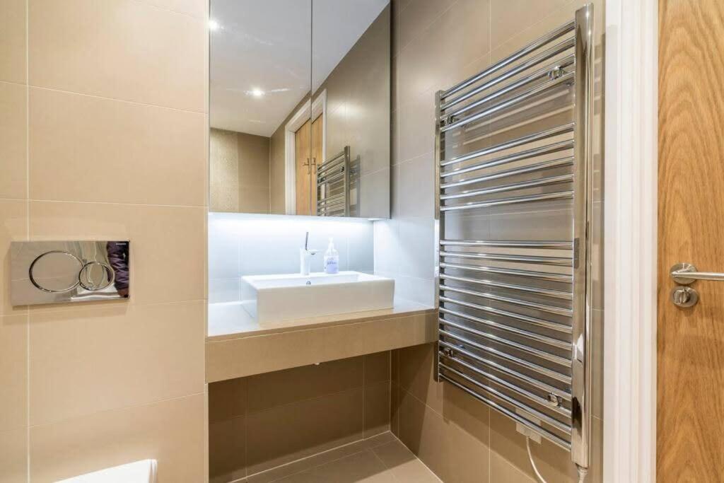 1 Bedroom Penthouse Flat In East لندن المظهر الخارجي الصورة
